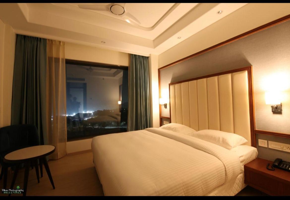 The Central View Faridabad Exteriör bild